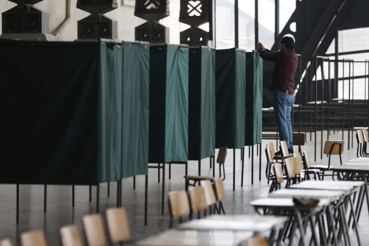 Una persona trabaja en los preparativos para la segunda vuelta presidencial, en Santiago de Chile. Chile podría dar un giro de 180 grados el domingo y sumarse a la ola ultraderechista que avanza por el continente, con el estadounidense Donald Trump y el argentino Javier Milei como referentes; o darle un respiro a la izquierda, que en la región ha perdido las últimas elecciones. Foto: EFE/ Elvis González.