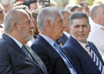 Miguel Díaz-Canel, el primer ministro Manuel Marrero y el viceprimer ministro y ministro de Comercio Exterior e Inversión Extranjera, Oscar Pérez-Oliva Fraga, durante la apertura de la 41.ª edición de la Feria Internacional de La Habana. Foto: Ernesto Mastrascusa/EFE.