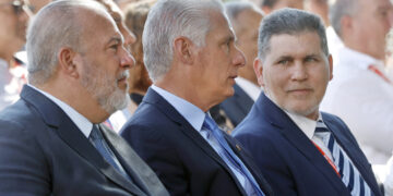 Miguel Díaz-Canel, el primer ministro Manuel Marrero y el viceprimer ministro y ministro de Comercio Exterior e Inversión Extranjera, Oscar Pérez-Oliva Fraga, durante la apertura de la 41.ª edición de la Feria Internacional de La Habana. Foto:  Ernesto Mastrascusa/EFE.