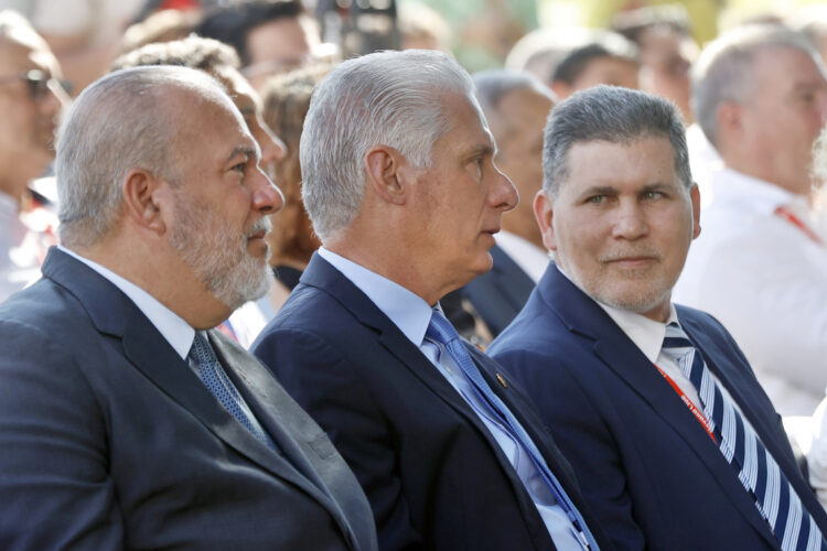 Miguel Díaz-Canel, el primer ministro Manuel Marrero y el viceprimer ministro y ministro de Comercio Exterior e Inversión Extranjera, Oscar Pérez-Oliva Fraga, durante la apertura de la 41.ª edición de la Feria Internacional de La Habana. Foto:  Ernesto Mastrascusa/EFE.