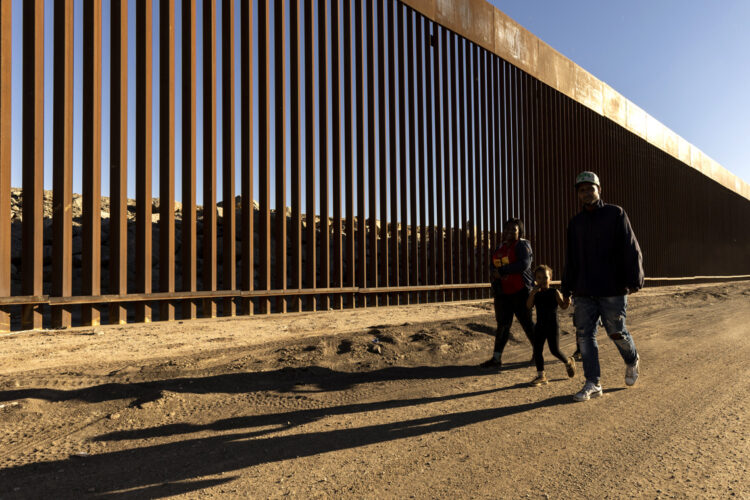 Fotografía de archivo del 28 de octubre de 2022 de una familia caminando junto al muro fronterizo en Yuma, Arizona, Estados Unidos. Foto: EFE/EPA/ Etienne Laurent / ARCHIVO.