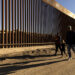 Fotografía de archivo del 28 de octubre de 2022 de una familia caminando junto al muro fronterizo en Yuma, Arizona, Estados Unidos. Foto: EFE/EPA/ Etienne Laurent / ARCHIVO.