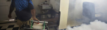 Fumigación en una casa en La Habana, como parte del enfrentamiento a la epidemia de chikungunya y dengue. Foto: Ernesto Mastrascusa / EFE / Archivo.