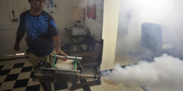 Fumigación en una casa en La Habana, como parte del enfrentamiento a la epidemia de chikungunya y dengue. Foto: Ernesto Mastrascusa / EFE / Archivo.