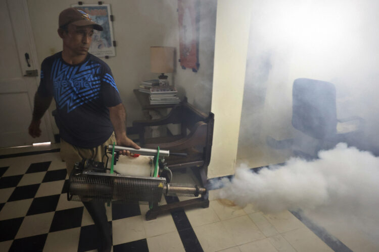 Fumigación en una casa en La Habana, como parte del enfrentamiento a la epidemia de chikungunya y dengue. Foto: Ernesto Mastrascusa / EFE / Archivo.
