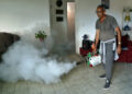 Una persona realiza labores de fumigación en una vivienda en La Habana, como parte del enfrentamiento a la epidemia de dengue y chikungunya en Cuba. Foto: Juan Palop / EFE.