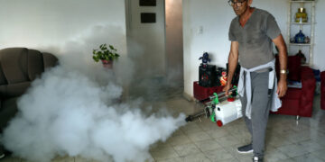 Una persona realiza labores de fumigación en una vivienda en La Habana, como parte del enfrentamiento a la epidemia de dengue y chikungunya en Cuba. Foto: Juan Palop / EFE.