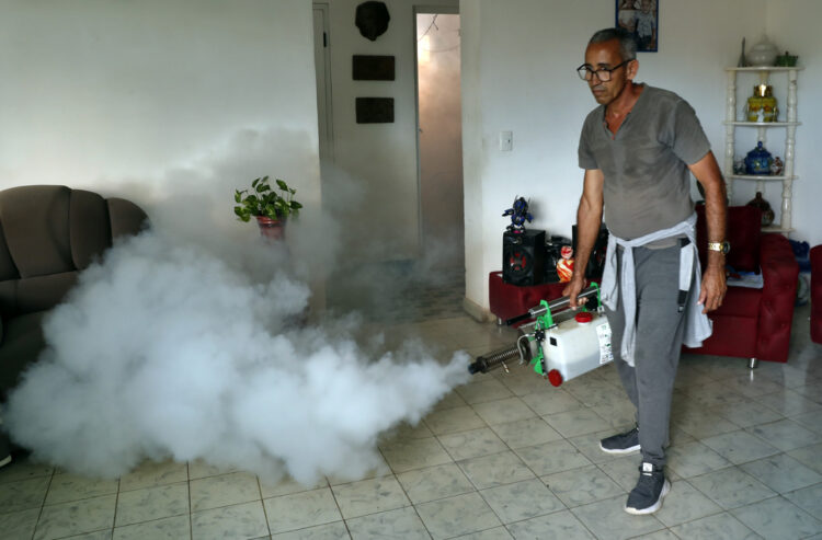 Una persona realiza labores de fumigación en una vivienda en La Habana, como parte del enfrentamiento a la epidemia de dengue y chikungunya en Cuba. Foto: Juan Palop / EFE.