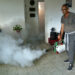 Una persona realiza labores de fumigación en una vivienda en La Habana, como parte del enfrentamiento a la epidemia de dengue y chikungunya en Cuba. Foto: Juan Palop / EFE.