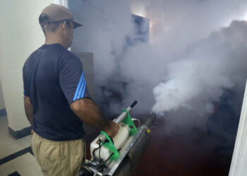 Un hombre fumigando una casa en La Habana. Foto: Ernesto Mastrascusa/ EFE.
