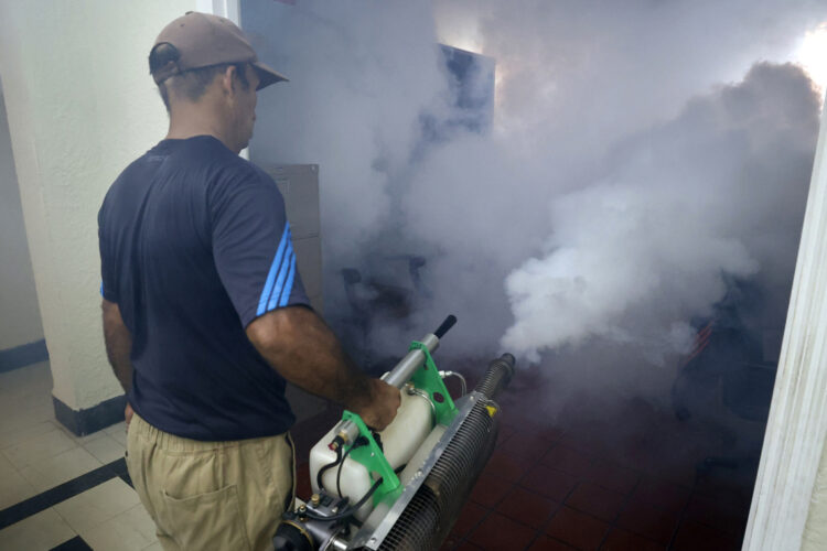 Un hombre fumigando una casa en La Habana. Foto: Ernesto Mastrascusa/ EFE.