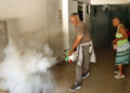 Fumigación en una vivienda en La Habana, como parte del enfrentamiento a la epidemia de dengue y chikungunya en Cuba. Foto: Juan Palop / EFE.