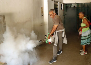 Fumigación en una vivienda en La Habana, como parte del enfrentamiento a la epidemia de dengue y chikungunya en Cuba. Foto: Juan Palop / EFE.