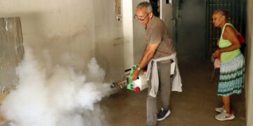Fumigación en una vivienda en La Habana, como parte del enfrentamiento a la epidemia de dengue y chikungunya en Cuba. Foto: Juan Palop / EFE.