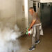 Fumigación en una vivienda en La Habana, como parte del enfrentamiento a la epidemia de dengue y chikungunya en Cuba. Foto: Juan Palop / EFE.