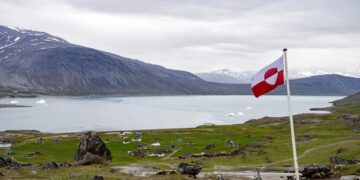 Bandera de Groenlandia ondeando en la ciudad de Igaliku. Foto: Ida Marie Odgaard/EFE/EPA.