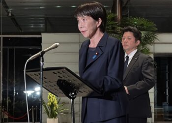 La primera ministra japonesa, Sanae Takaichi, habla con la prensa tras el potente terremoto de este 8 de diciembre de 2025. Foto: JIJI PRESS/EFE/EPA/