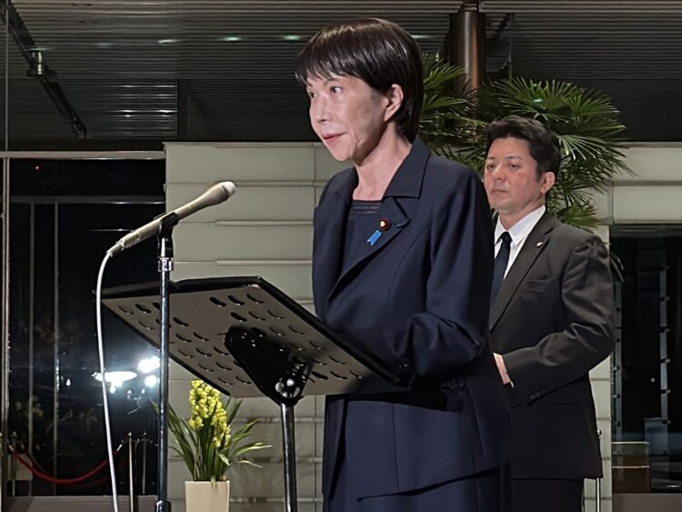 La primera ministra japonesa, Sanae Takaichi, habla con la prensa tras el potente terremoto de este 8 de diciembre de 2025. Foto: JIJI PRESS/EFE/EPA/