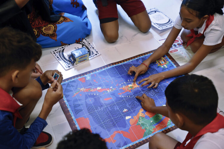 Niños juegan "Diáspora Africana" durante una clase en la Casa de África en La Habana, el 16 de diciembre de 2025. Foto: Ernesto Mastrascusa / EFE.