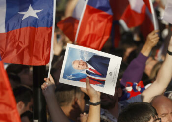 Simpatizantes del presidente electo de Chile, José Antonio Kast, celebran tras conocer los resultados de la segunda vuelta presidencial, en la que el ultraderechista obtuvo la victoria. Foto: Elvis González / EFE.