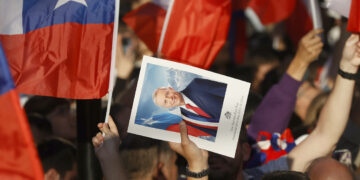 Simpatizantes del presidente electo de Chile, José Antonio Kast, celebran tras conocer los resultados de la segunda vuelta presidencial, en la que el ultraderechista obtuvo la victoria. Foto: Elvis González / EFE.