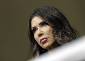La Secretaria de Seguridad Nacional de Estados Unidos, Kristi Noem, testifica durante una audiencia del Comité de Seguridad Nacional de la Cámara de Representantes denominada "Amenazas mundiales a la patria" en el Capitolio de Estados Unidos en Washington, DC, Estados Unidos, el 11 de diciembre de 2025. Foto: EFE/EPA/WILL OLIVER.