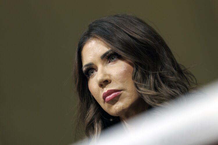 La Secretaria de Seguridad Nacional de Estados Unidos, Kristi Noem, testifica durante una audiencia del Comité de Seguridad Nacional de la Cámara de Representantes denominada "Amenazas mundiales a la patria" en el Capitolio de Estados Unidos en Washington, DC, Estados Unidos, el 11 de diciembre de 2025. Foto: EFE/EPA/WILL OLIVER.