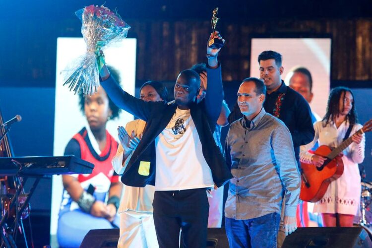 Liván Moinelo durante la premiación a los mejores deportistas cubanos en 2025. Foto: Facebook Jit Deporte Cubano