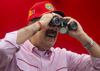 El presidente de Venezuela, Nicolás Maduro, mira por anteojos en un acto público en Caracas. Foto: Miguel Gutiérrez / EFE / Archivo.