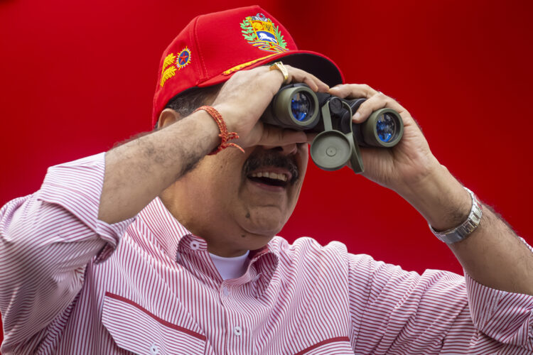 El presidente de Venezuela, Nicolás Maduro, mira por anteojos en un acto público en Caracas. Foto: Miguel Gutiérrez / EFE / Archivo.