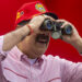 El presidente de Venezuela, Nicolás Maduro, mira por anteojos en un acto público en Caracas. Foto: Miguel Gutiérrez / EFE / Archivo.