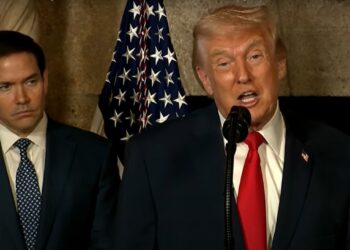 Captura de video tomada de una transmisión de La Casa Blanca del presidente de Estados Unidos, Donald Trump, junto al secretario de Estado, Marco Rubio, este lunes, desde Palm Beach, Florida. Foto: La Casa Blanca /EFE.