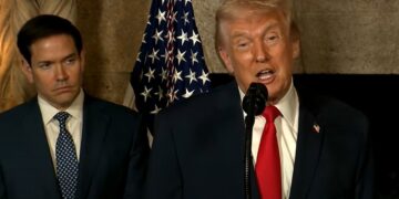Captura de video tomada de una transmisión de La Casa Blanca del presidente de Estados Unidos, Donald Trump, junto al secretario de Estado, Marco Rubio, este lunes, desde Palm Beach, Florida. Foto: La Casa Blanca /EFE.