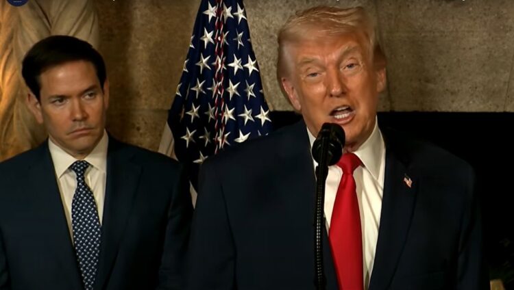 Captura de video tomada de una transmisión de La Casa Blanca del presidente de Estados Unidos, Donald Trump, junto al secretario de Estado, Marco Rubio, este lunes, desde Palm Beach, Florida. Foto: La Casa Blanca /EFE.