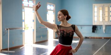 Marianela Núñez en el histórico salón azul del Ballet Nacional de Cuba. Foto: Leysis Quesada.