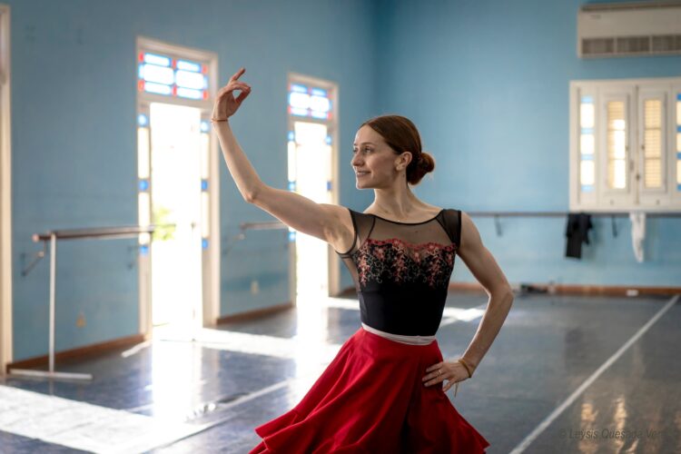 Marianela Núñez en el histórico salón azul del Ballet Nacional de Cuba. Foto: Leysis Quesada.