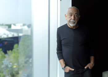 El escritor cubano, Leonardo Padura posa al término de una entrevista con EFE este viernes, en el marco de la 39 edición de la Feria Internacional del Libro de Guadalajara (FIL), en Jalisco (México). Foto: EFE/ Francisco Guasco