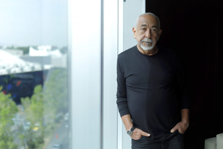 El escritor cubano, Leonardo Padura posa al término de una entrevista con EFE este viernes, en el marco de la 39 edición de la Feria Internacional del Libro de Guadalajara (FIL), en Jalisco (México). Foto: EFE/ Francisco Guasco