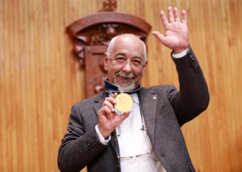 Leonardo Padura recibe doctorado honoris causa doctorado honoris causa otorgado por la Universidad de Guadalajara, México. Foto: comsoc.udg.mx