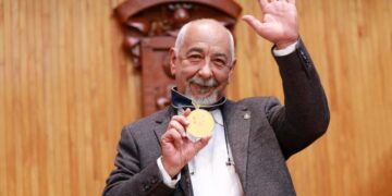 Leonardo Padura recibe doctorado honoris causa doctorado honoris causa otorgado por la Universidad de Guadalajara, México. Foto: comsoc.udg.mx