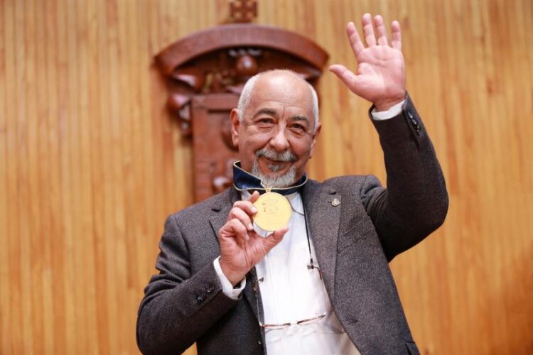 Leonardo Padura recibe doctorado honoris causa doctorado honoris causa otorgado por la Universidad de Guadalajara, México. Foto: comsoc.udg.mx