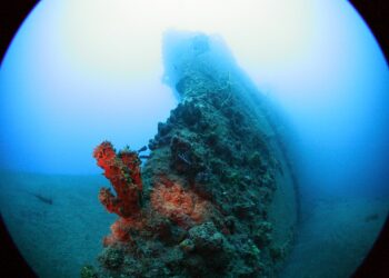 Proa del pecio Cristóbal Colón, coloso de hierro que parece estar encadenado al oscuro abismo de playa La Mula, en Santiago de Cuba. Foto: Vicente González Díaz.