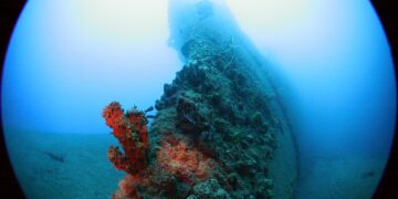 Proa del pecio Cristóbal Colón, coloso de hierro que parece estar encadenado al oscuro abismo de playa La Mula, en Santiago de Cuba. Foto: Vicente González Díaz.
