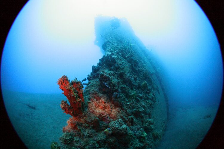 Proa del pecio Cristóbal Colón, coloso de hierro que parece estar encadenado al oscuro abismo de playa La Mula, en Santiago de Cuba. Foto: Vicente González Díaz.