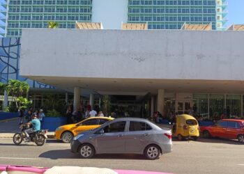 Personas en los alrededores del hotel Habana Libre, en la mañana del sábado 6 de diciembre de 2025, tras la divulgación de un anuncio falso sobre la supuesta entrega de donaciones a los cubanos en los hoteles de la isla. Foto: Tomada del perfil de Facebook del periodista Lázaro Manuel Alonso.