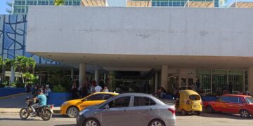 Personas en los alrededores del hotel Habana Libre, en la mañana del sábado 6 de diciembre de 2025, tras la divulgación de un anuncio falso sobre la supuesta entrega de donaciones a los cubanos en los hoteles de la isla. Foto: Tomada del perfil de Facebook del periodista Lázaro Manuel Alonso.