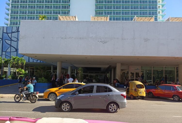 Personas en los alrededores del hotel Habana Libre, en la mañana del sábado 6 de diciembre de 2025, tras la divulgación de un anuncio falso sobre la supuesta entrega de donaciones a los cubanos en los hoteles de la isla. Foto: Tomada del perfil de Facebook del periodista Lázaro Manuel Alonso.