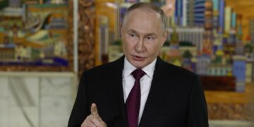 El presidente ruso Vladimir Putin, habla con los medios de comunicación tras asistir a una sesión plenaria del 16º Foro de Inversión VTB, en Moscú, el 2 de diciembre de 2025. Foto: SERGEI ILNITSKY / EFE.