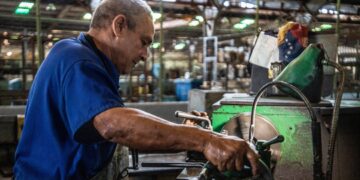 Tornero de la Empresa de Servicios Automotores Especializados Motor Centro. Foto: Naturaleza Secreta / Perfil de Facebook de Eduardo Rodríguez Dávila.