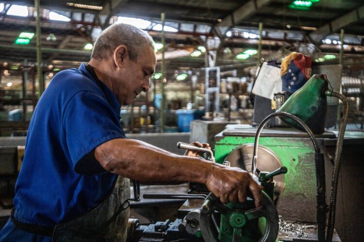 Tornero de la Empresa de Servicios Automotores Especializados Motor Centro. Foto: Naturaleza Secreta / Perfil de Facebook de Eduardo Rodríguez Dávila.